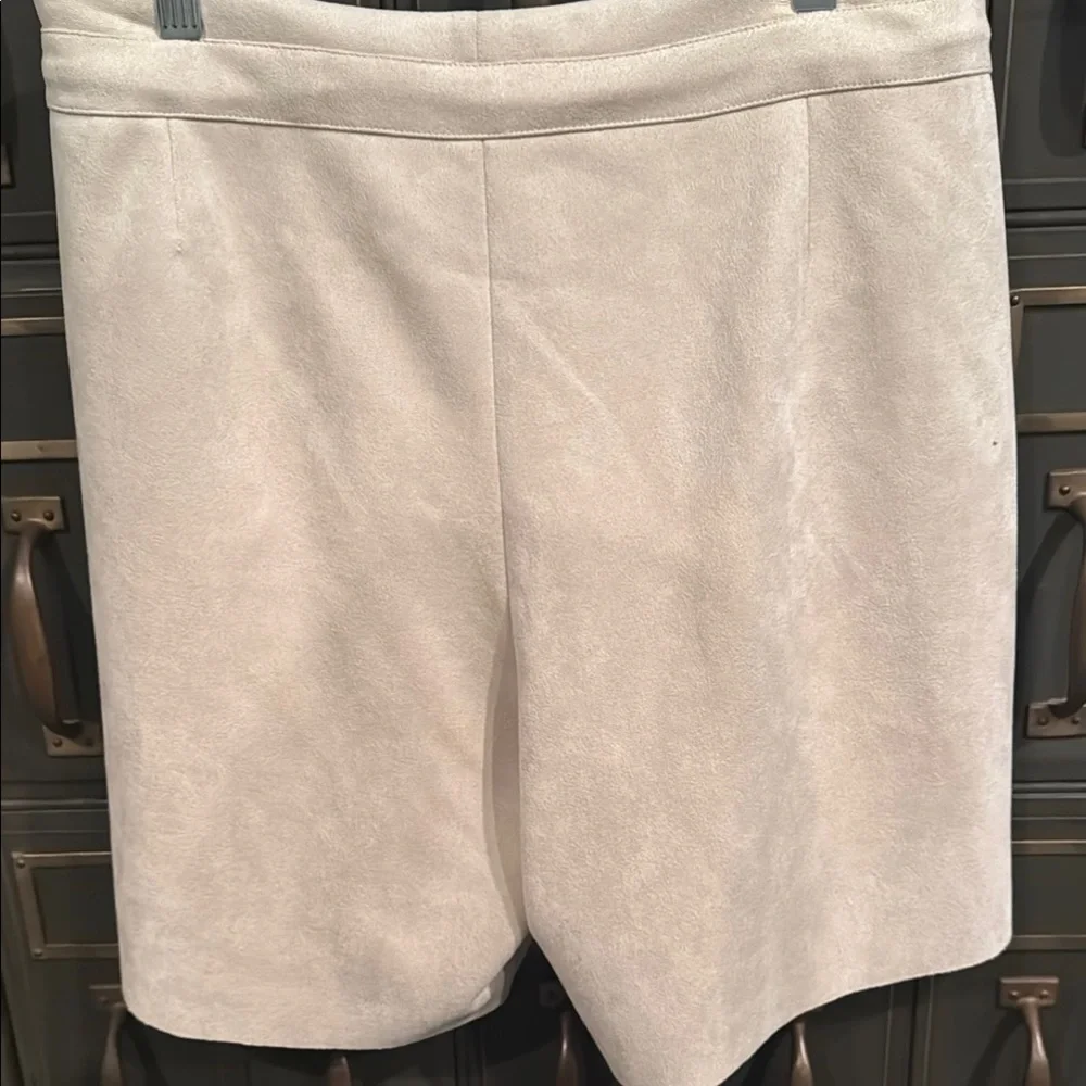Dylan Cream Bermuda Shorts Tailored Sophistication